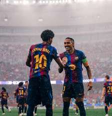 Raphinha e Yamal comemorando um gol do Barcelona Foto: Divulgação/Barcelona / Esporte News Mundo