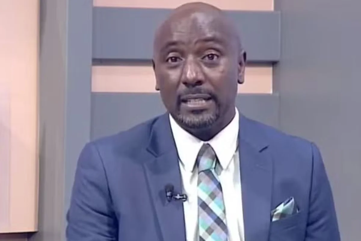 O apresentador de televisão Edward Kijanangoma Rukidi de terno - Metrópoles