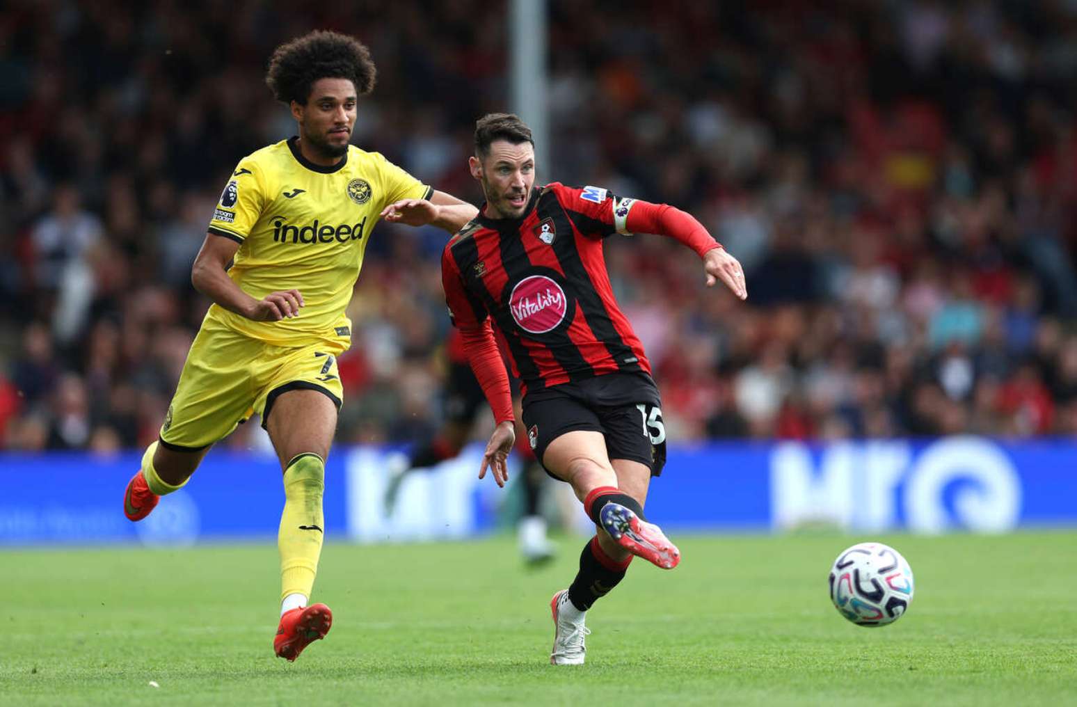 Adam Smith, do Bournemouth, se desvencilha da marca&ccedil;&atilde;o de Kevin Schade, do Brentford, no Vitality Stadium &ndash;
