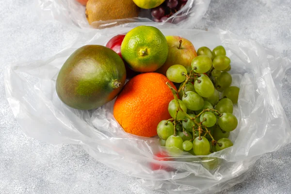 Evitar contato de plástico com alimentos reduz químicos no corpo em 7 dias