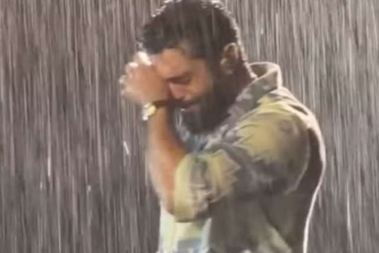 Henrique, da dupla com Juliano, chora ao revelar esgotamento em show; fãs estavam sob chuva