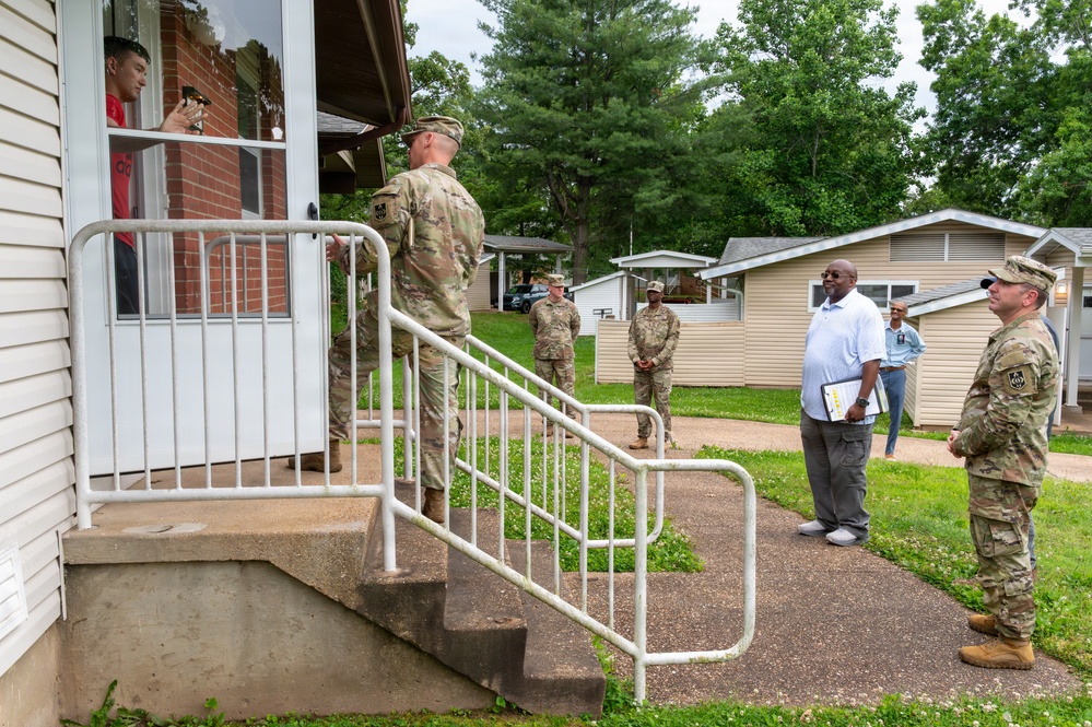 Imagem relacionada à notícia: Colocar a comunidade em primeiro lugar: os líderes de Fort Leonard Wood bateram no pavimento para ouvir diretamente dos residentes no posto durante a
