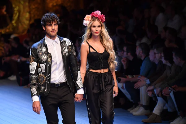 Yasmin Brunet integra o primeiro dia de desfiles do Metrópoles Catwalk