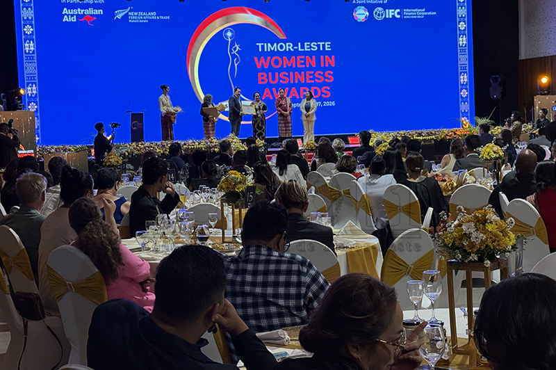 Prezidente CCITL, Jorge Serrano, entrega Prémiu Empreendedór Feto Timor-Leste 2026 ba manán-na’in ho kategoria Modelu Karreira Tinan ne’e nian (indivíduu) ne'ebé manán hosi Maria Agnes Bere (JU,S Jurídico Social Consultoria) ho ekipa. Premiu ne'e entrega iha Salaun Multiozu GMN, Dili, Kinta (17/09). Imajen TATOLI/Francisco Sony