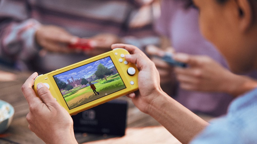 Nintendo Switch Lite foi feito para quem quer levar os jogos da Nintendo com facilidade para qualquer lugar — Foto: Divulgação/Nintendo