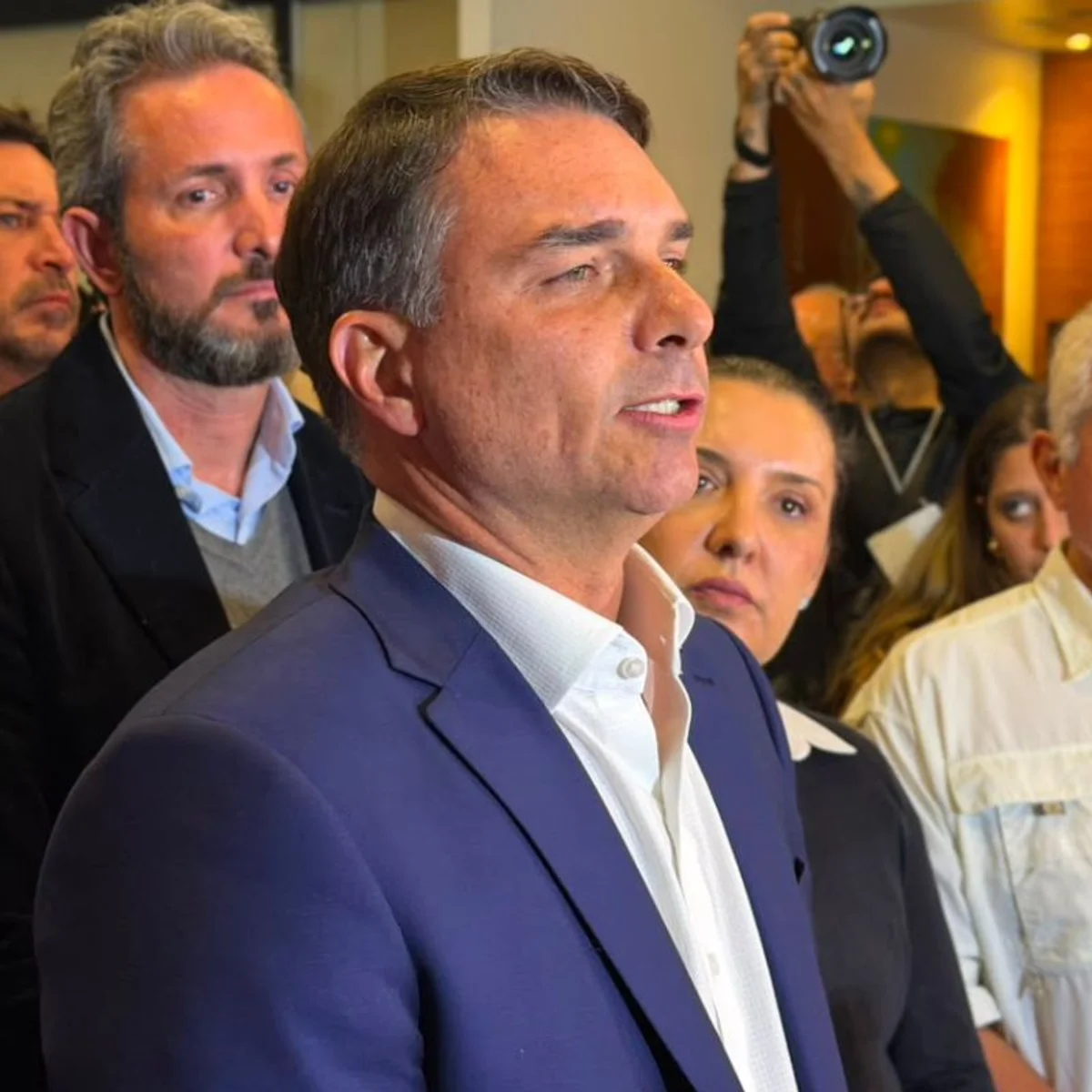 Flávio reage à decisão de Dino: "Brasil está sem presidente. Virou várzea"