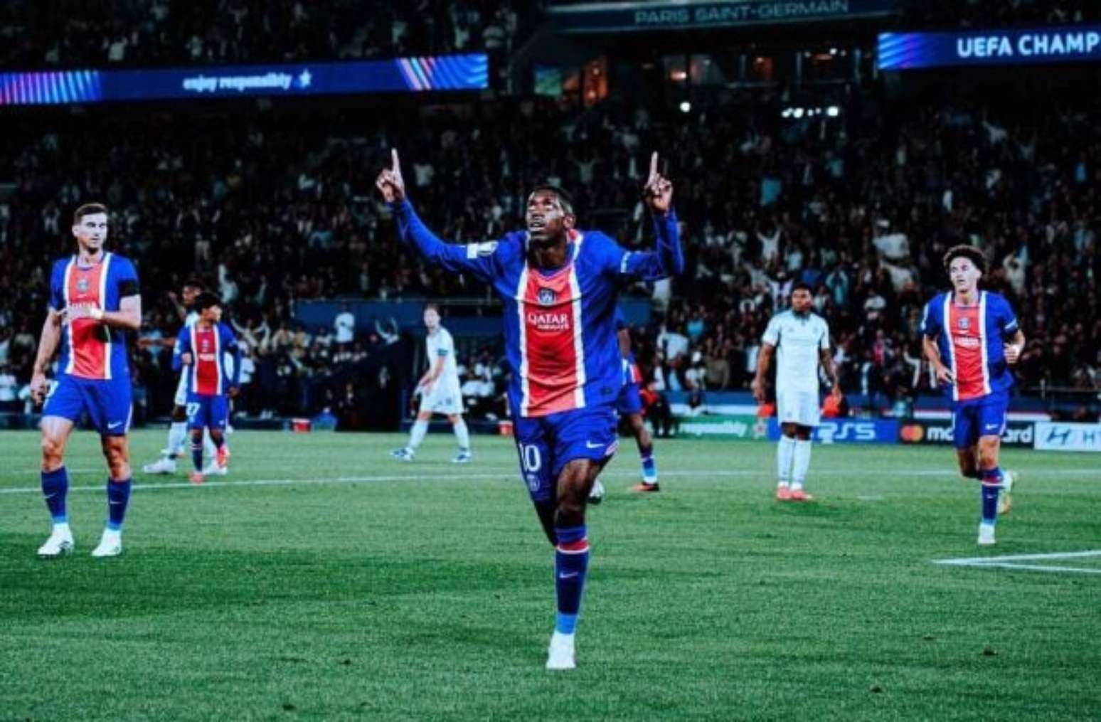 Ferr&aacute;n Torres fez tr&ecirc;s dos seis gols do PSG na goleada sobre o Slovan Bratislava &ndash;