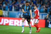 Carlos Vinícius marcou duas vezes no grenal pela Copa do Brasil