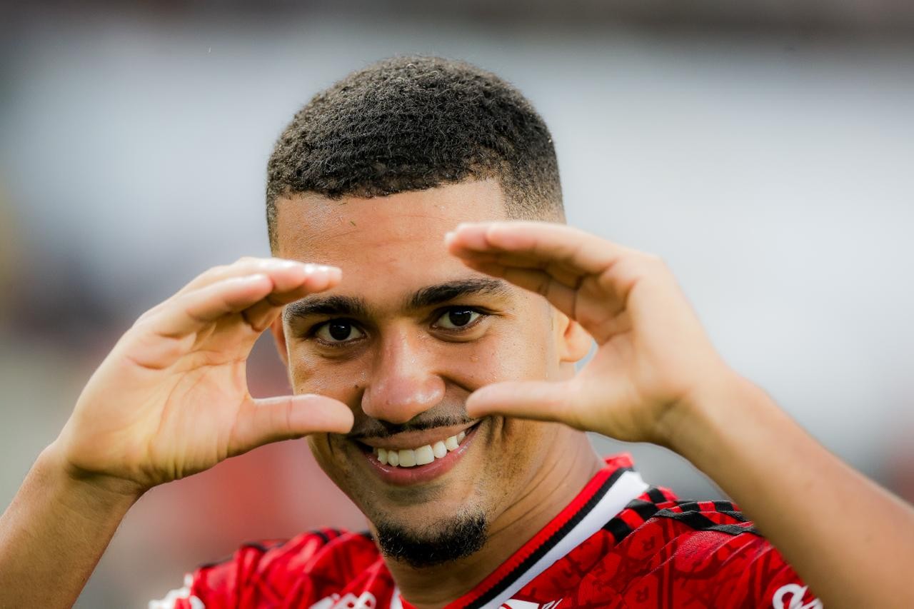 Samuel Lino coroa auge pelo Flamengo com convocação e está a dois gols de ano mais artilheiro