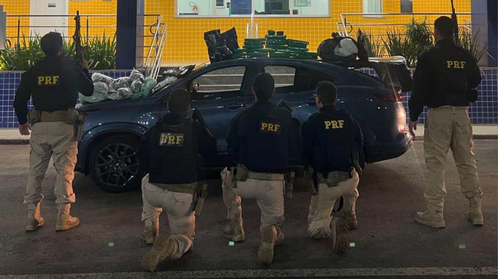 Agentes encontraram grande quantidade de drogas no veículo do suspeito Reprodução/PRF
