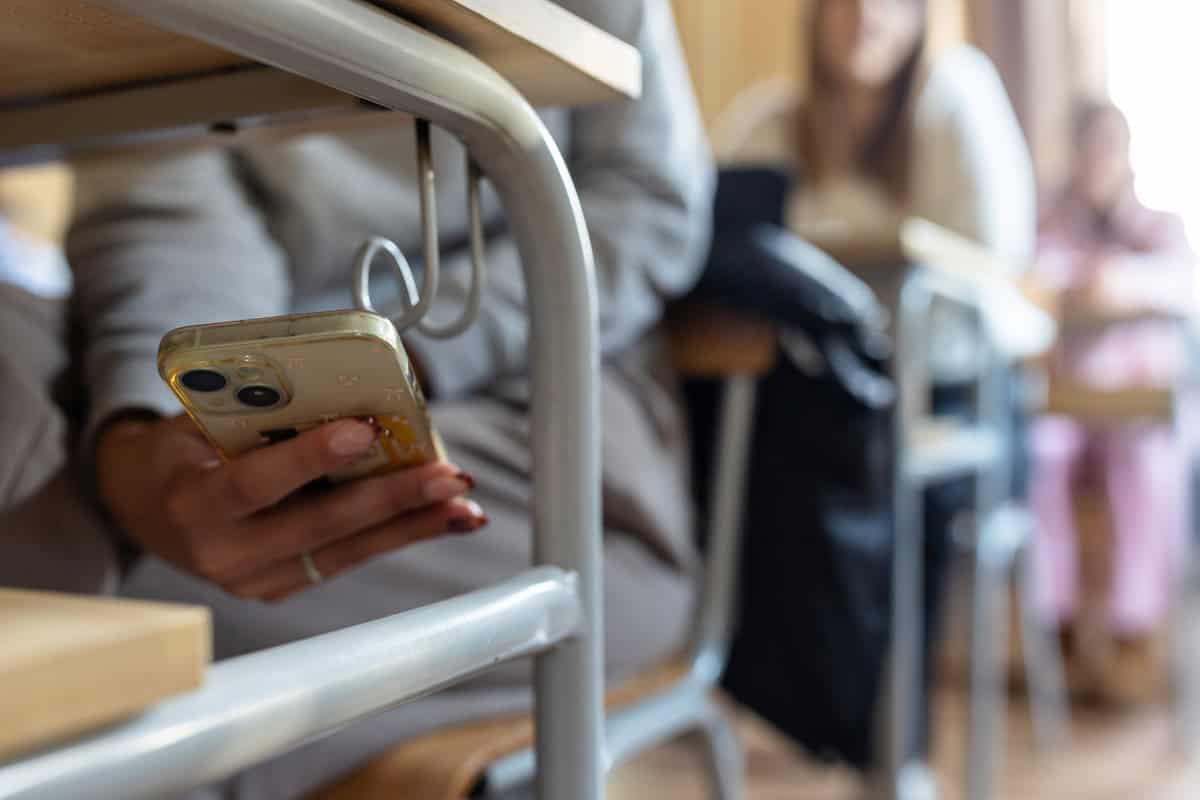 Pisa 2025: proibição de celulares nas escolas salta de 37% para 81% no Brasil