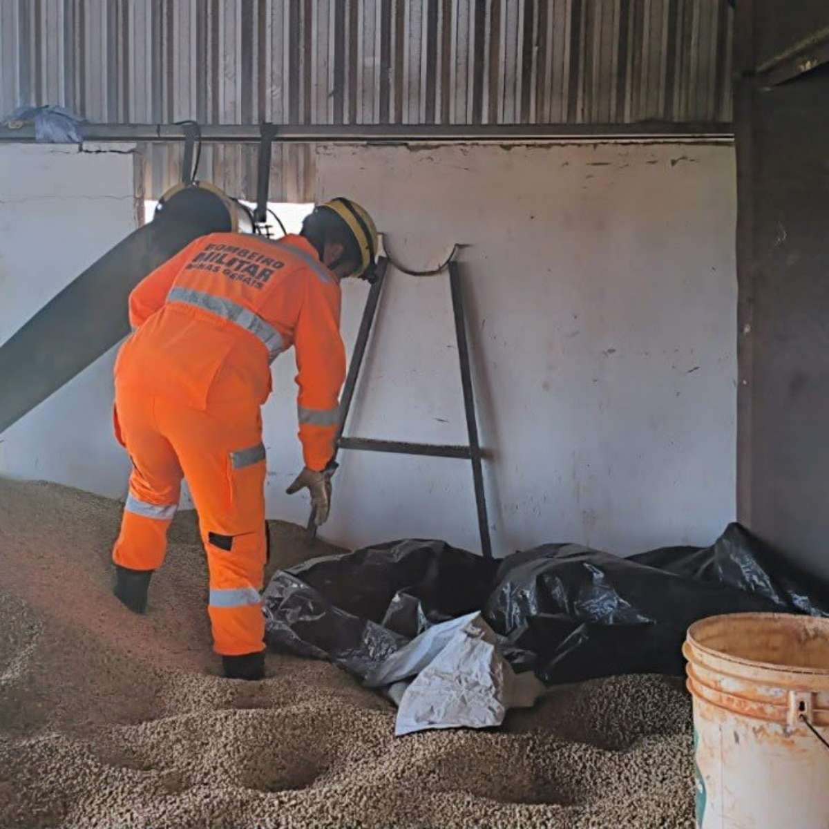 Homem morre soterrado por grãos de café após colapso de silo no Triângulo Mineiro