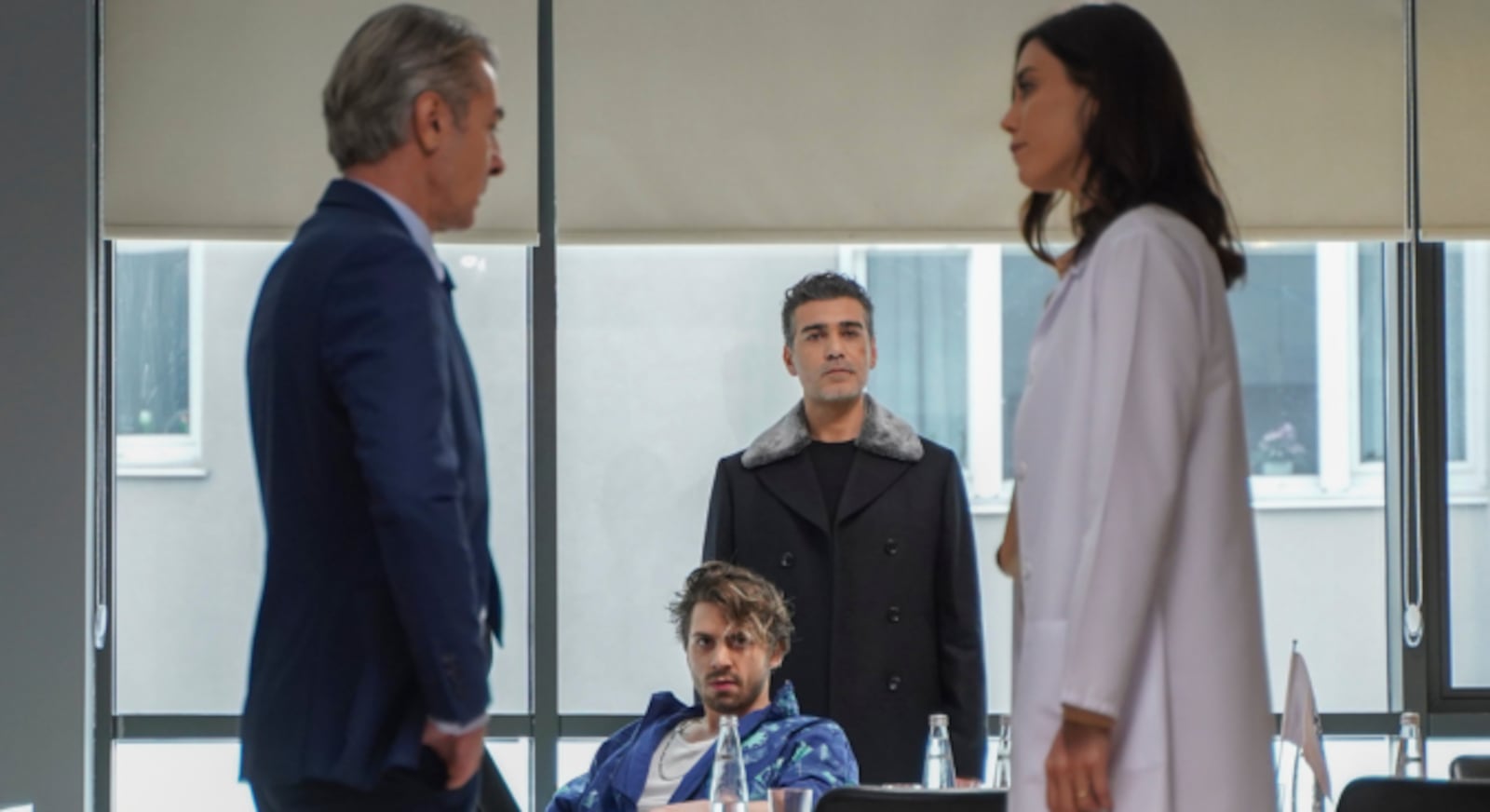 Volkan e Selçuk armam para Asya no hospital Divulgação/RECORD