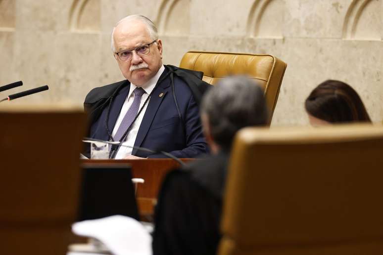 Decisão de Fachin foi para 'trazer para a ordem de novo' e mostrar que 'STF não está disponível para manobra eleitoral', dizem juristas