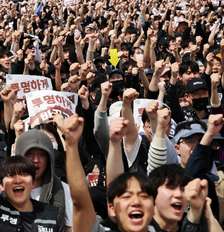 Membros do sindicato dos trabalhadores da Samsung Electronics cantam slogans durante um protesto contra os níveis de compensação da empresa antes de uma longa greve planejada em frente à fábrica de semicondutores da Samsung Electronics em Pyeongtaek, Coreia do Sul, em 23 de abril de 2026 REUTERS/Kim Hong-Ji Foto: Reuters