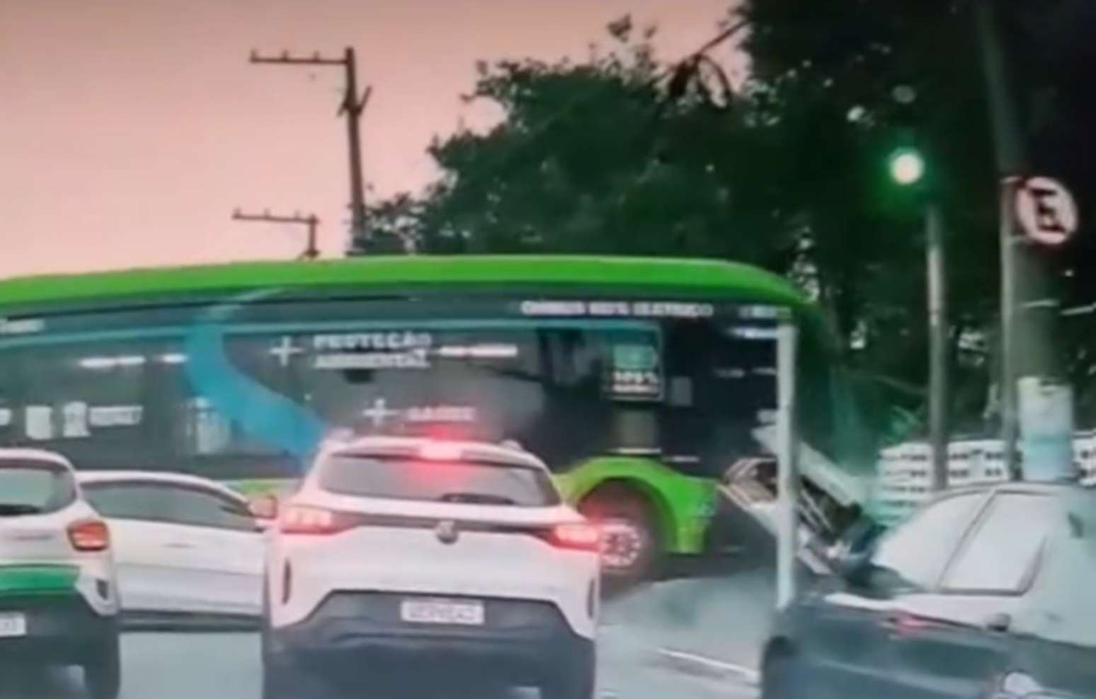 &Ocirc;nibus el&eacute;trico desgovernado atinge ao menos seis ve&iacute;culos no Jabaquara, em S&atilde;o Paulo