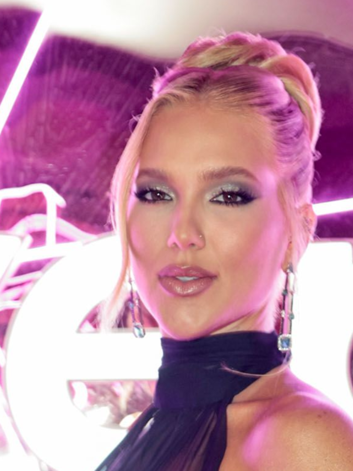 Virginia Fonseca reúne famosos vestidos de rosa para comemorar aniversário da WePink