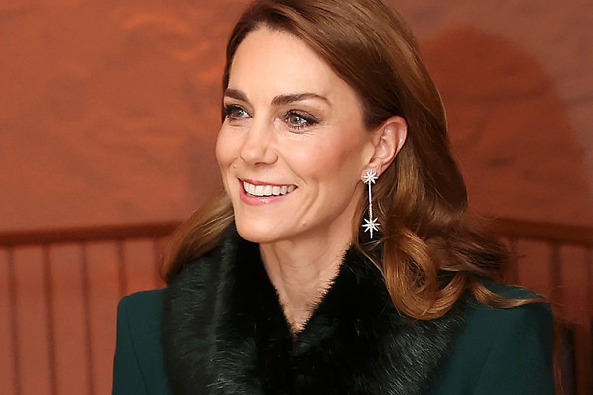 Kate Middleton volta ao hospital onde tratou câncer em visita emocionante