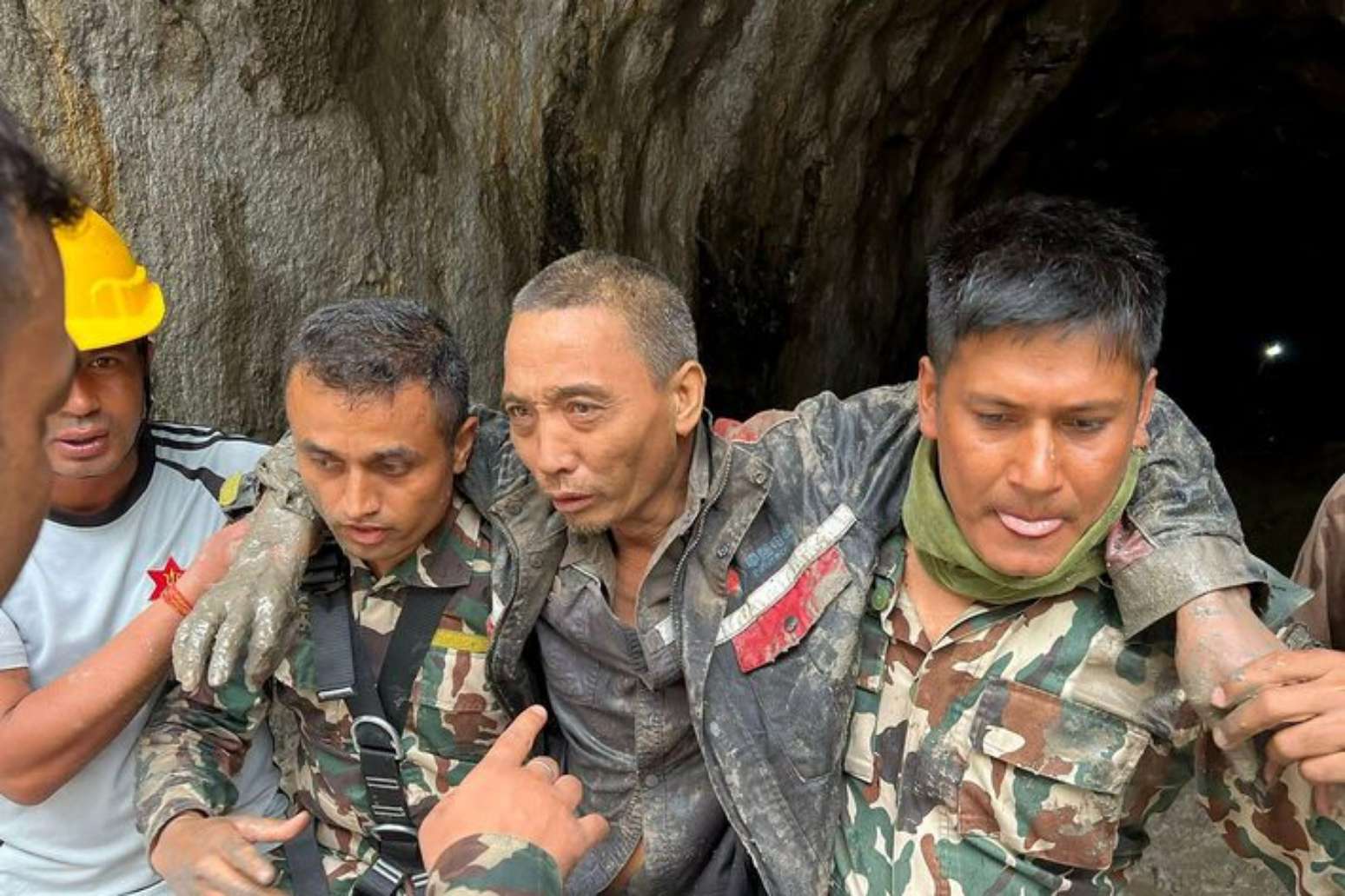 Trabalhador chin&ecirc;s &eacute; resgatado de tunel no Nepal, dez dias ap&oacute;s enchentes e deslizamentos.