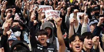 Membros do sindicato dos trabalhadores da Samsung Electronics cantam slogans durante um protesto contra os n&iacute;veis de compensa&ccedil;&atilde;o da empresa antes de uma longa greve planejada em frente &agrave; f&aacute;brica de semicondutores da Samsung Electronics em Pyeongtaek, Coreia do Sul, em 23 de abril de 2026 REUTERS/Kim Hong-Ji Foto: Reuters