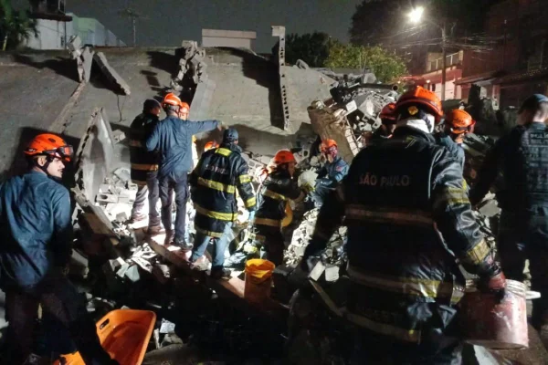 Desabamento em SP: bombeiros seguem busca por soterrados. Uma pessoa morreu - destaque galeria