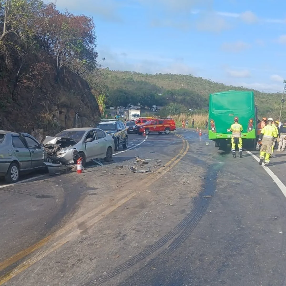 Acidente entre carros e ônibus deixa um morto e mãe e filha feridas em MG