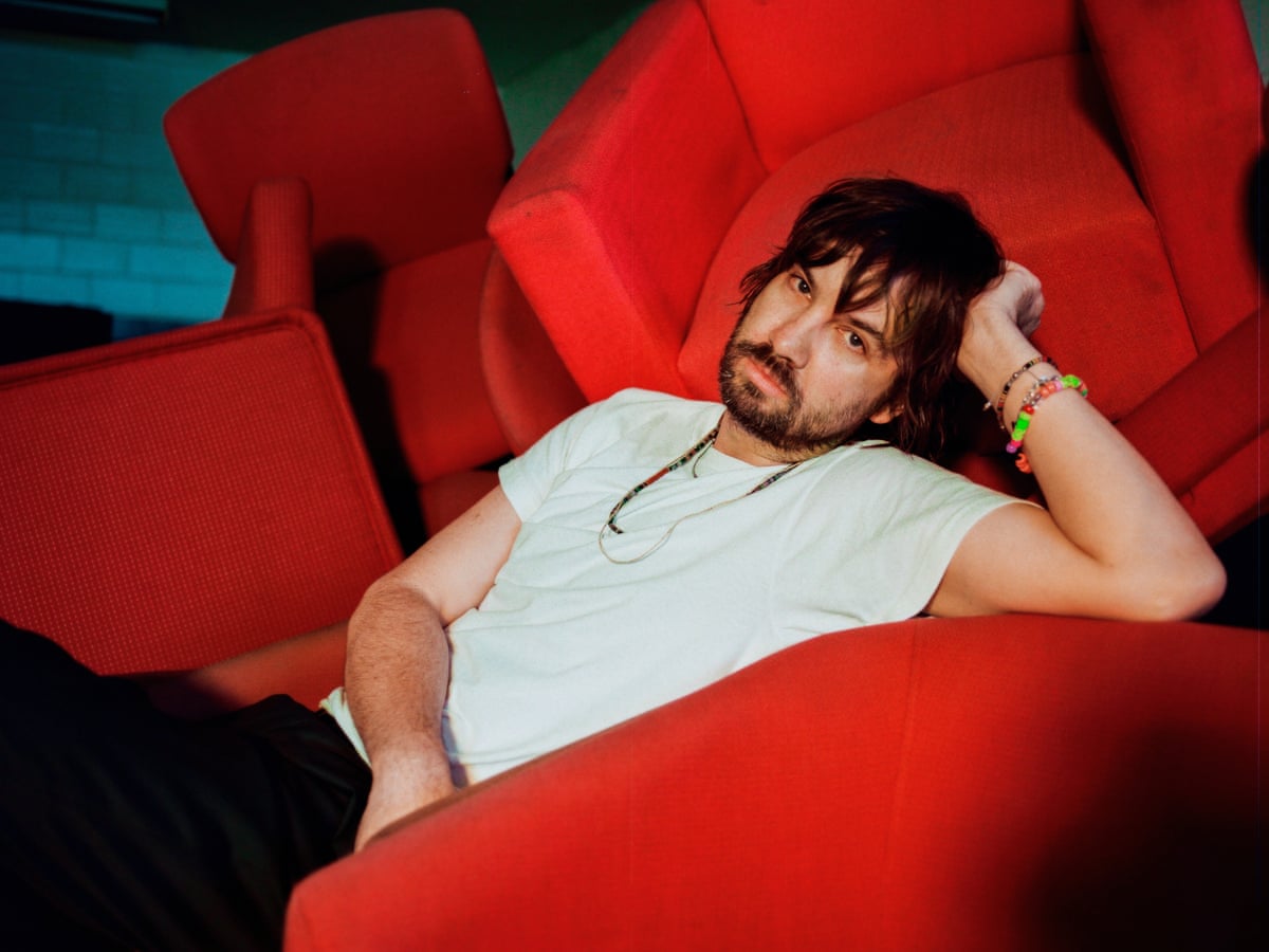 O vocalista do Tame Impala anuncia que não assinará mais autógrafos devido a colecionadores 'agressivos'