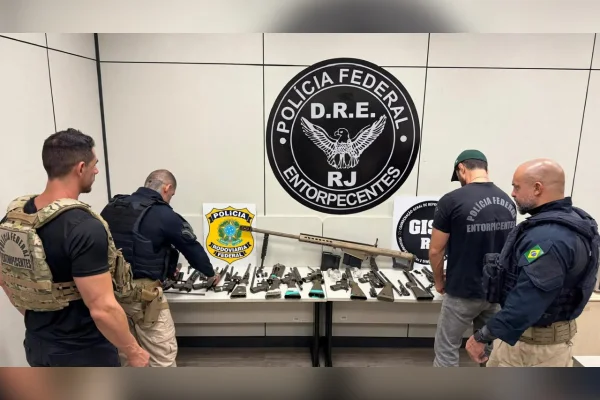 PF e PRF acham arsenal com fuzil .50 em caminhão interceptado na Via Dutra