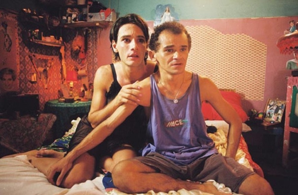 Gero Camilo formou par romântico com Rodrigo Santoro no filme Carandiru (2003) — Foto: Divulgação