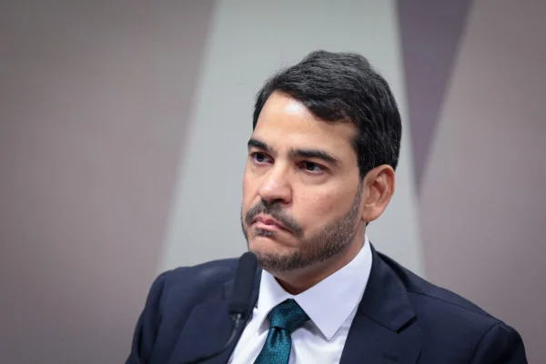 AGU insistirá com recurso no STF mesmo após Dino reintegrar Andrei