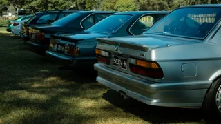 Você sabe por que sedans não têm limpador no vidro traseiro?