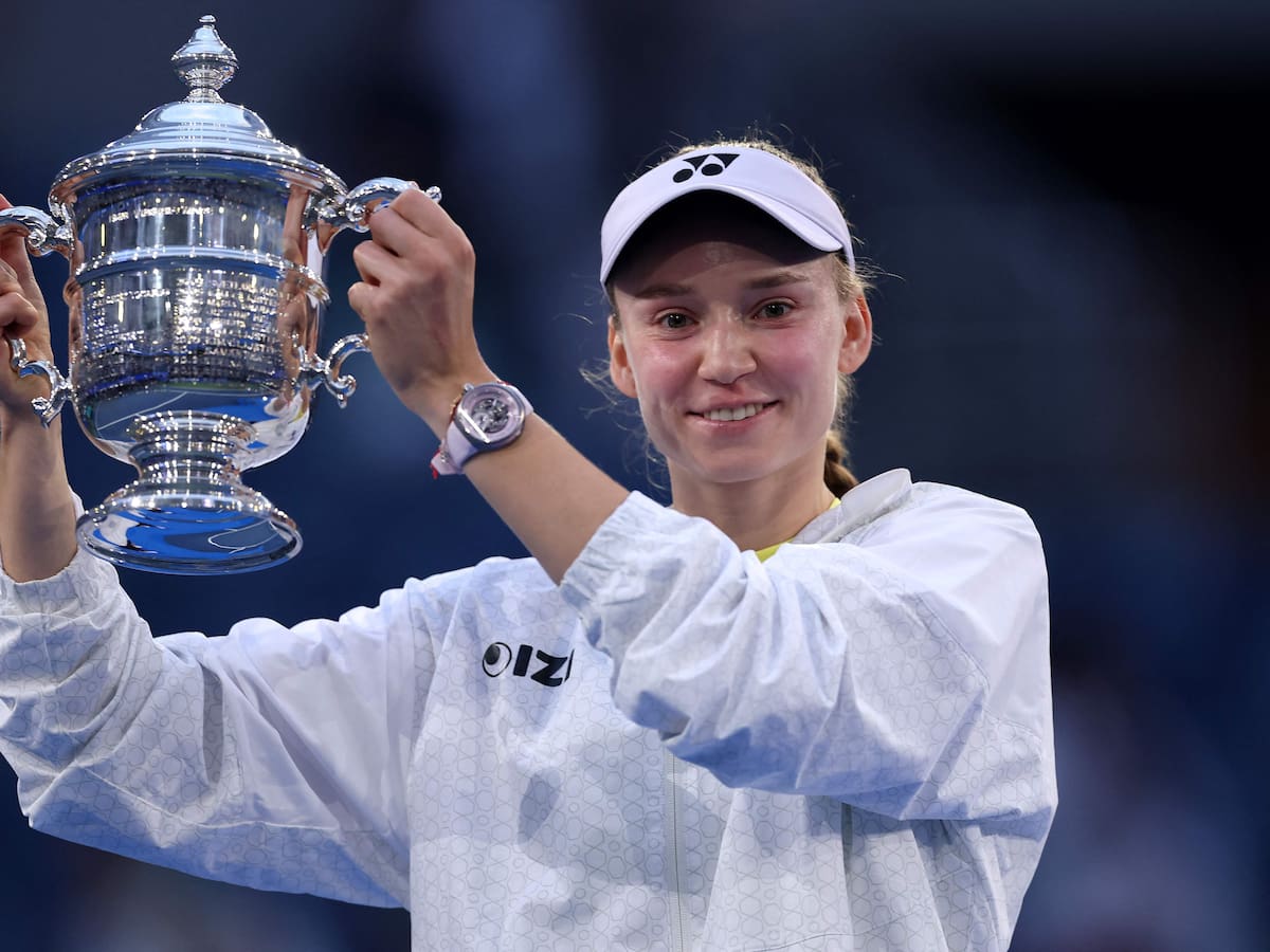 La tenista kazaja Elena Rybakina posa con la copa de campeona del US Open femenino tras vencer a la bielorrusa Aryna Sabalenka