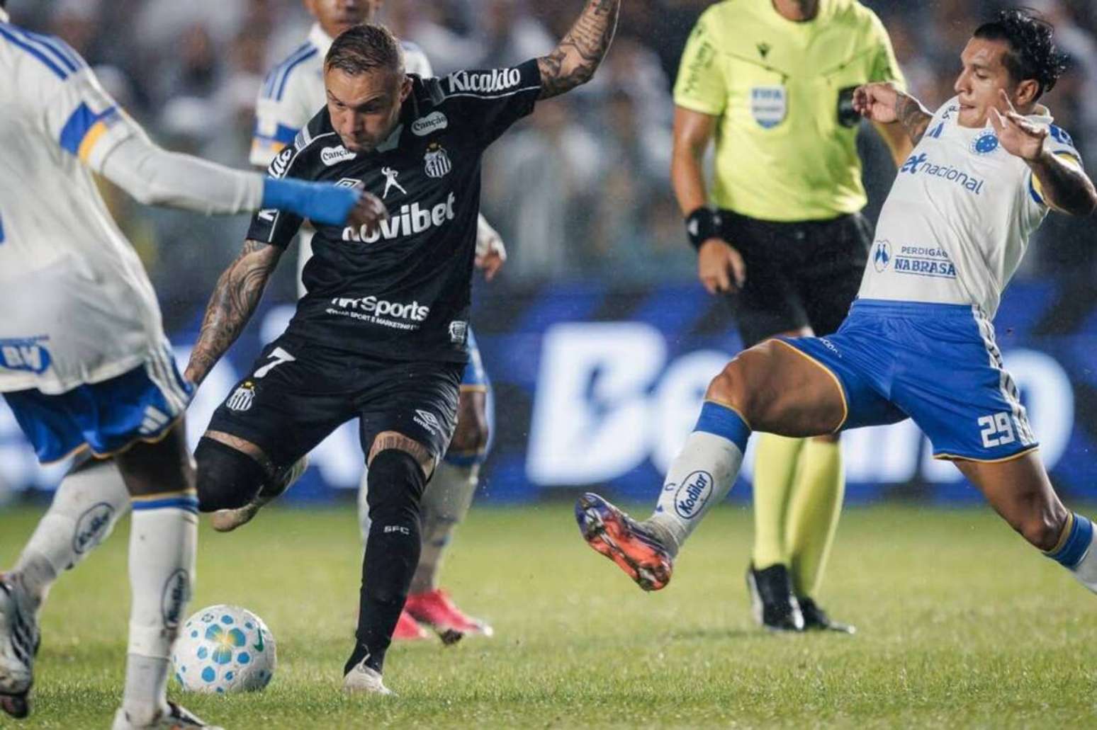 Cebolinha arrisca o chute. Pelo menos em outras seis oportunidades o estreante da noite tentou o gol. Grande partida.