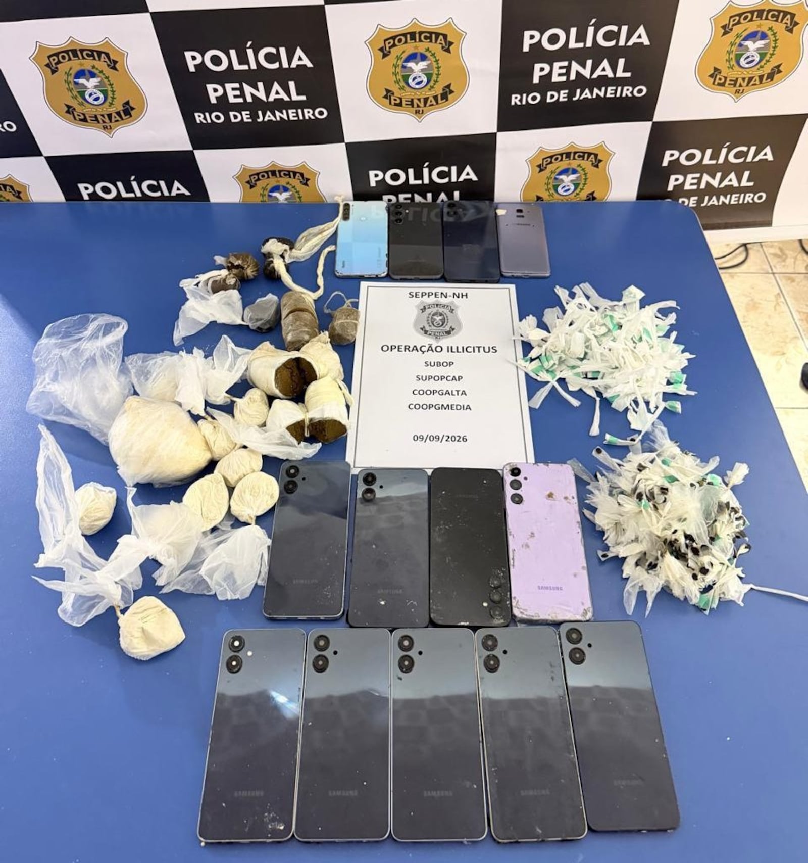 Agentes encontraram diversos celulares e drogas durante ações em presídios no RJ Reprodução/Polícia Penal