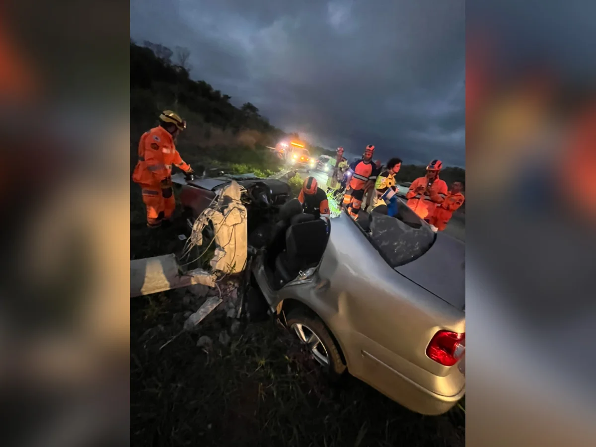 MG: motorista fica ferido após errar curva e bater carro em poste na BR-381
