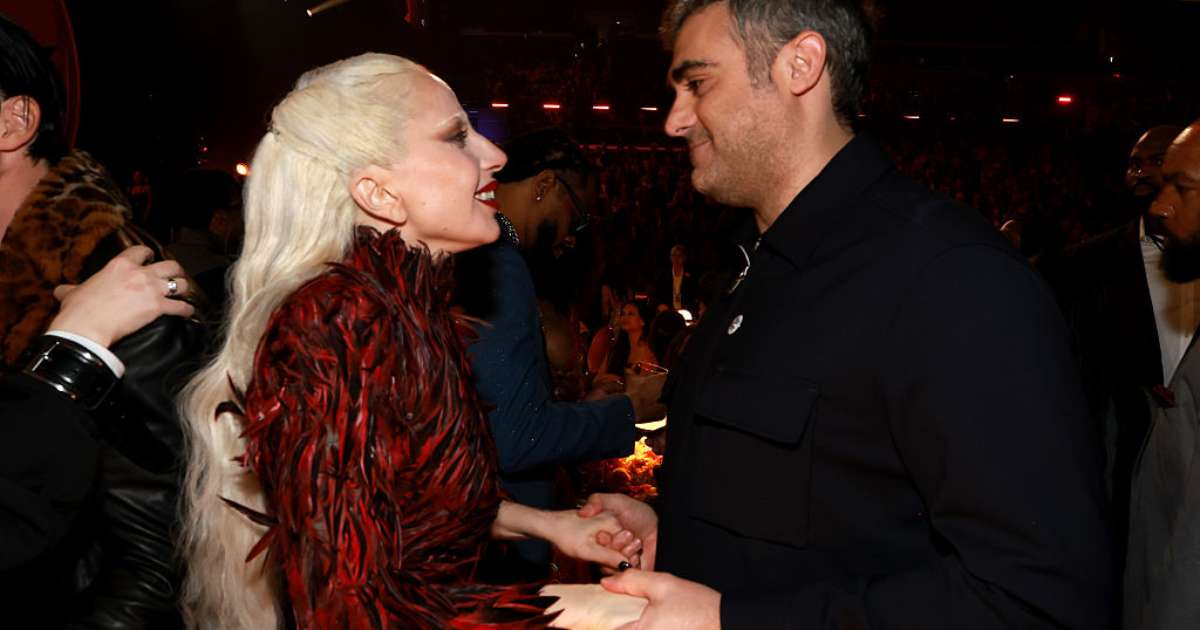 Mamãe! Lady Gaga aparece com bebê no colo pela primeira vez