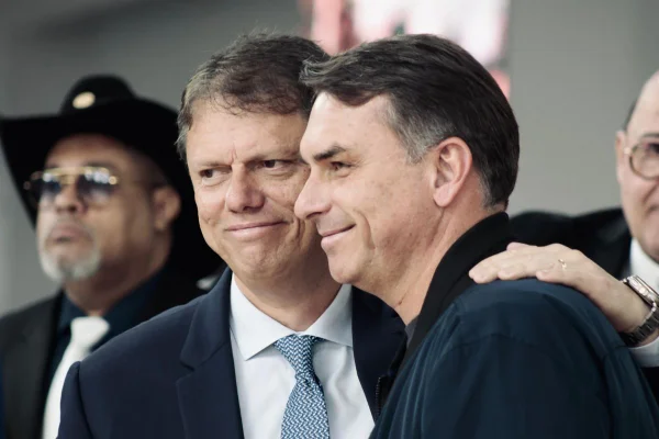 O alerta no entorno de Lula após live de Tarcísio com Flávio Bolsonaro - destaque galeria
