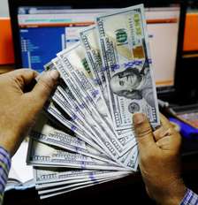 Corretor mostra notas de dólar americano em uma casa de câmbio em Karachi, no Paquistão, em 3 de dezembro de 2018. REUTERS/Akhtar Soomro Foto: Reuters