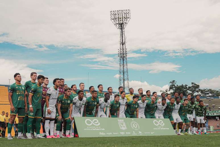 Chapecoense empata com Atlético Nacional em amistoso marcado por homenagens