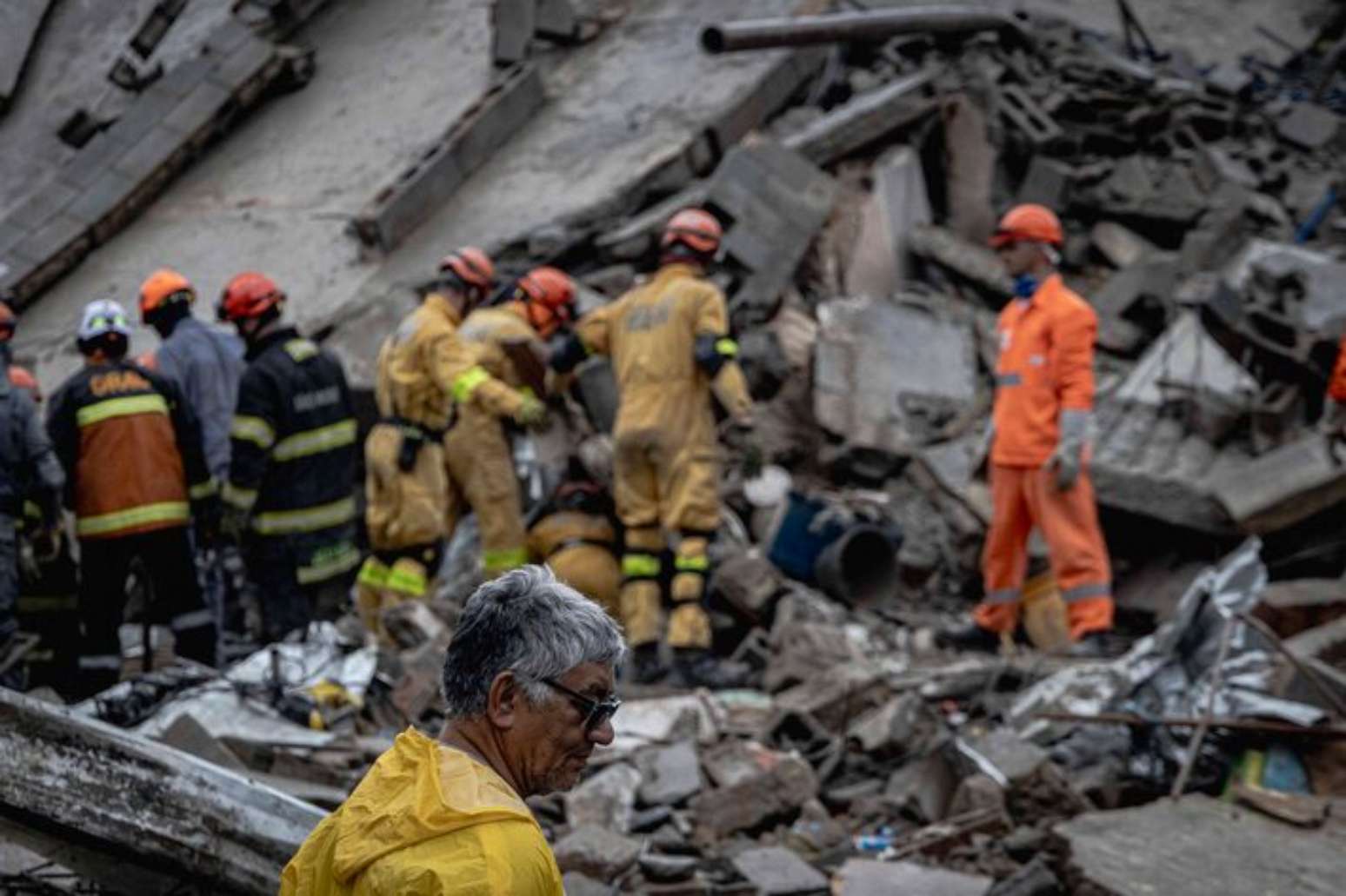 TB, SAO PAULO, SP, BRASIL, 12/09/2026 METR&Oacute;POLE - DESABAMENTO NA ZONA LESTE/ CHUVA - Um pr&eacute;dio em constru&ccedil;&atilde;o desabou atingindo uma casa ap&oacute;s forte chuva no bairro da Penha, zona leste de S&atilde;o Paulo. At&eacute; o momento, 2 pessoas foram retiradas sem vida dos escombros, outras 2 pessoas ficaram feridas.