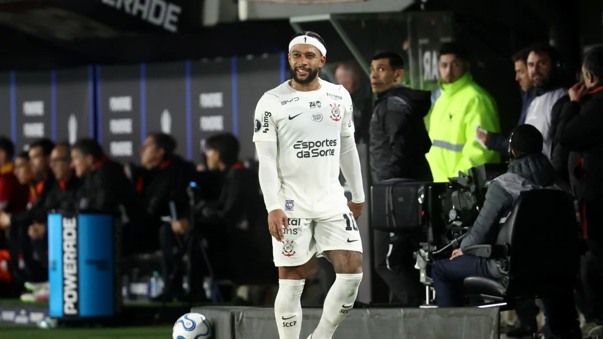 Estudiantes pede punição a Memphis Depay por gesto obsceno na Libertadores
