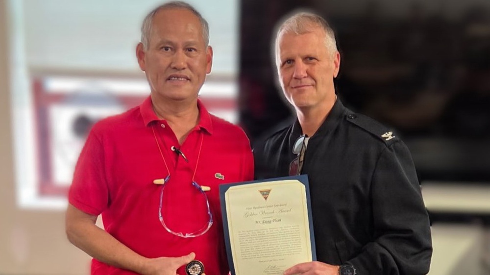 Imagem relacionada à notícia: FRCSW Dong Phan recebe o prêmio
