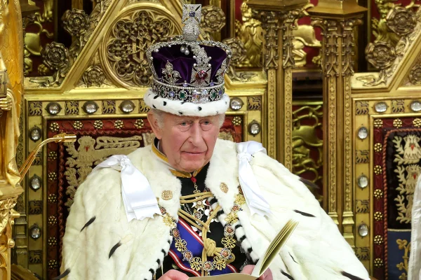 Rei Charles repete gesto histórico de Elizabeth II em homenagem ao 11/9