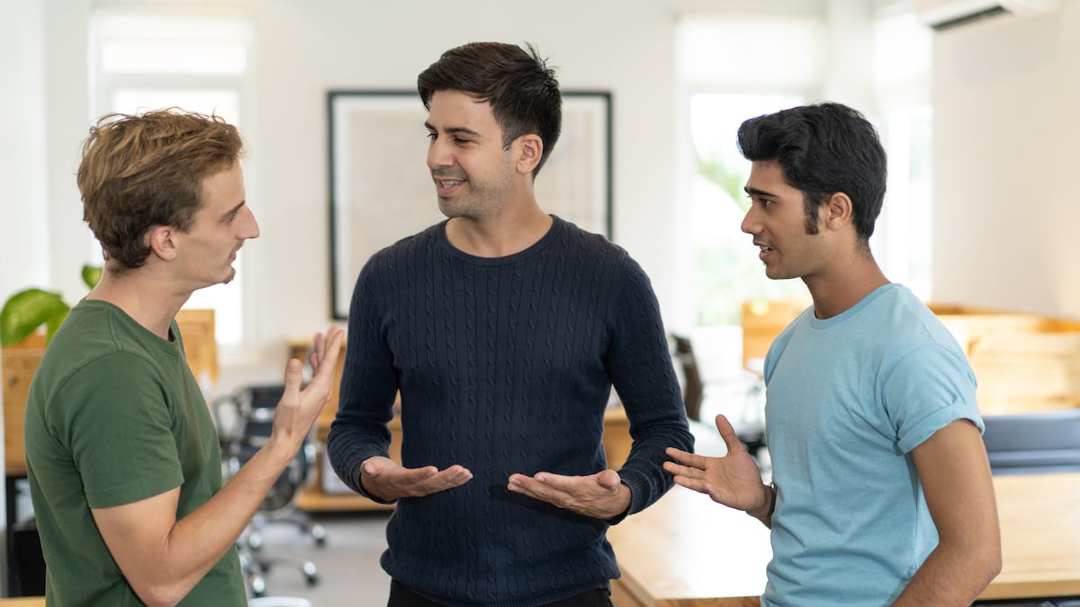 Os especialistas em psicologia concordam: buscar a opinião dos outros antes de decidir pode refletir dependência relacional