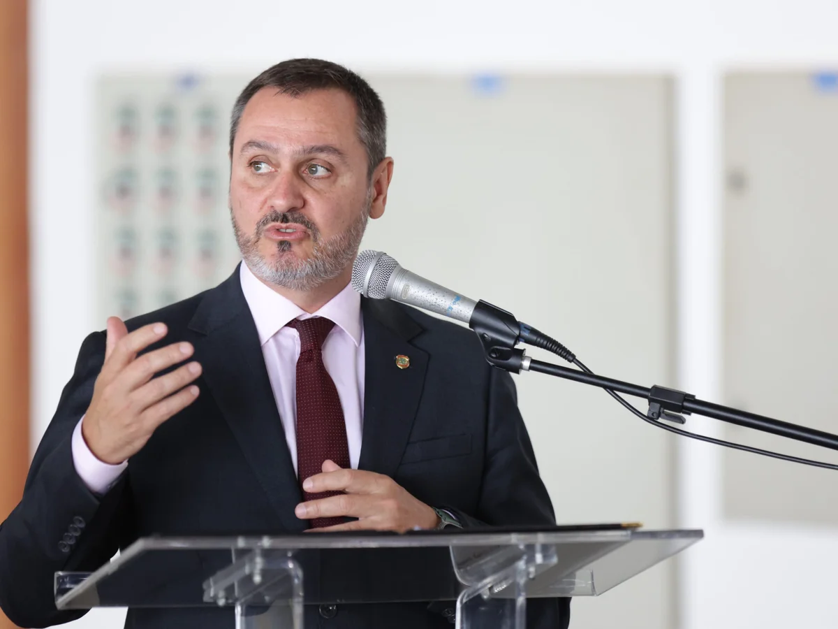 Fux e Kassio antecipam voto, e STF tem maioria para afastamento de Andrei