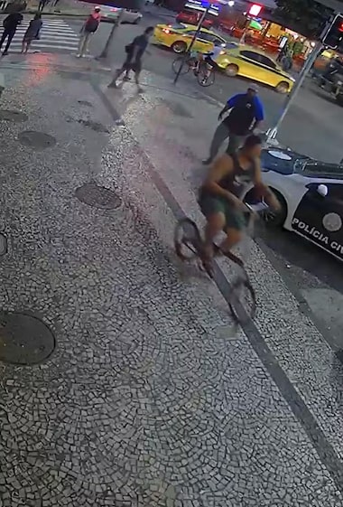 MP do Rio denuncia 5 pessoas por linchamento de ciclista em Copacabana