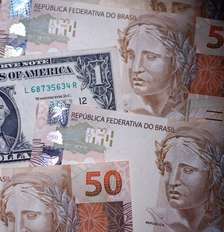 Nesta ilustração, tirada em 18 de dezembro de 2024, são mostradas notas do real brasileiro e do dólar americano. REUTERS/Amanda Perobelli/Ilustração Foto: Reuters