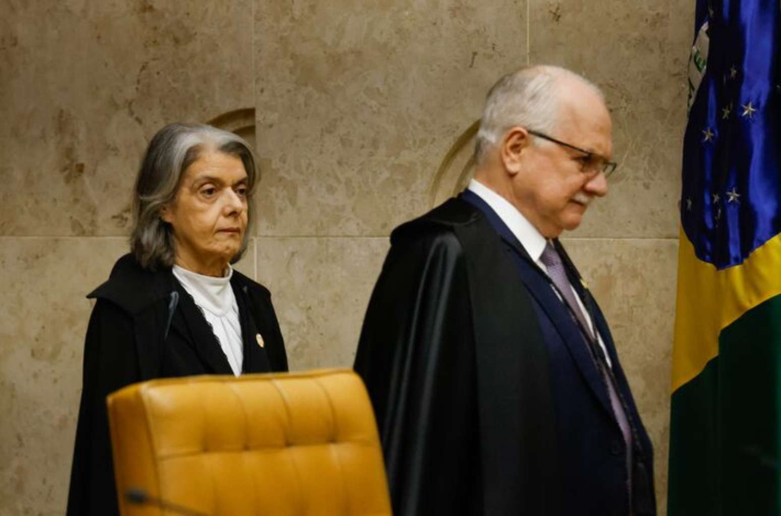 O ministro Fachin e a ministra Cármen Lúcia, entrando no plenário do STF