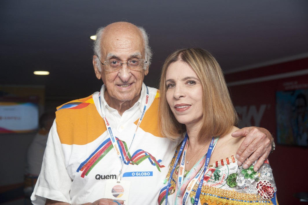 Camarote QUEM O GLOBO. Desfile das Campeãs. Zuenir Ventura e Liege Monteiro — Foto: Adriana Lorete / Agência O Globo