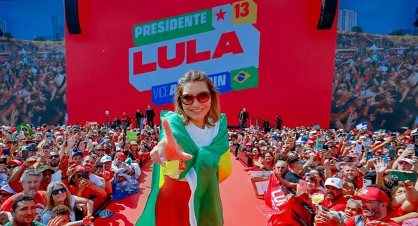 Com avanço de Flávio, Janja tenta mobilizar mulheres pró-Lula no WhatsApp